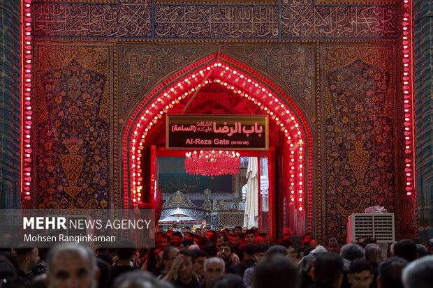 بارگاه مطهر امام علی(ع) این روزها میزبان خیل عظیمی زائرانی است که در واپسین روزهای مانده به اربعین حسینی به شهر نجف اشرف آمده‌اند تا بارگاه منور امام نخست شیعیان را قبل از عزیمت به سمت کربلای معلی زیارت کنند