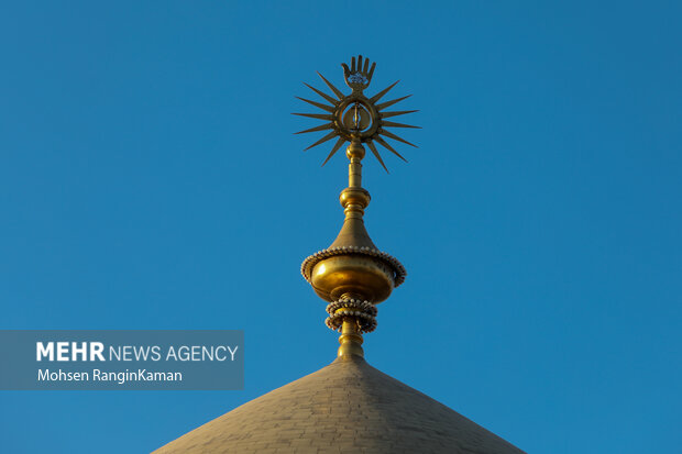 بارگاه مطهر امام علی(ع) این روزها میزبان خیل عظیمی زائرانی است که در واپسین روزهای مانده به اربعین حسینی به شهر نجف اشرف آمده‌اند تا بارگاه منور امام نخست شیعیان را قبل از عزیمت به سمت کربلای معلی زیارت کنند