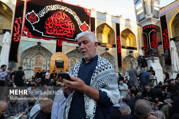 بارگاه مطهر امام علی(ع) این روزها میزبان خیل عظیمی زائرانی است که در واپسین روزهای مانده به اربعین حسینی به شهر نجف اشرف آمده‌اند تا بارگاه منور امام نخست شیعیان را قبل از عزیمت به سمت کربلای معلی زیارت کنند