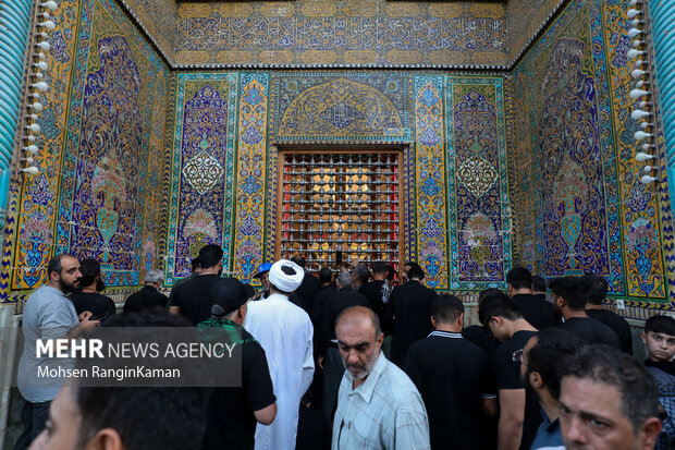 بارگاه مطهر امام علی(ع) این روزها میزبان خیل عظیمی زائرانی است که در واپسین روزهای مانده به اربعین حسینی به شهر نجف اشرف آمده‌اند تا بارگاه منور امام نخست شیعیان را قبل از عزیمت به سمت کربلای معلی زیارت کنند