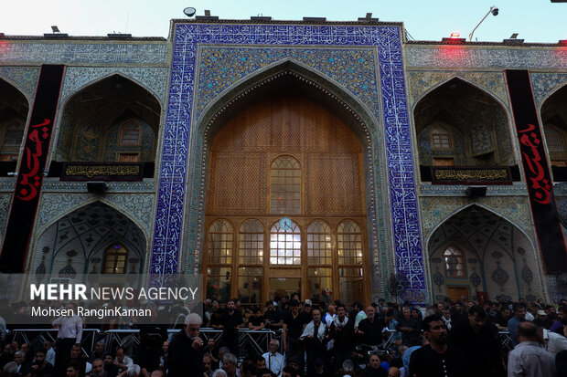 بارگاه مطهر امام علی(ع) این روزها میزبان خیل عظیمی زائرانی است که در واپسین روزهای مانده به اربعین حسینی به شهر نجف اشرف آمده‌اند تا بارگاه منور امام نخست شیعیان را قبل از عزیمت به سمت کربلای معلی زیارت کنند