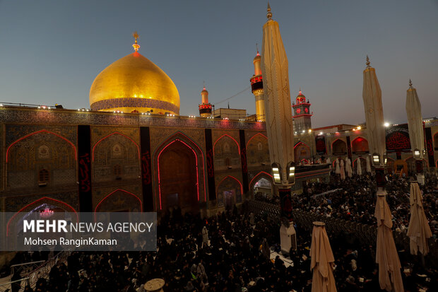 بارگاه مطهر امام علی(ع) این روزها میزبان خیل عظیمی زائرانی است که در واپسین روزهای مانده به اربعین حسینی به شهر نجف اشرف آمده‌اند تا بارگاه منور امام نخست شیعیان را قبل از عزیمت به سمت کربلای معلی زیارت کنند