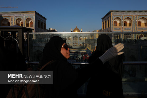 بارگاه مطهر امام علی(ع) این روزها میزبان خیل عظیمی زائرانی است که در واپسین روزهای مانده به اربعین حسینی به شهر نجف اشرف آمده‌اند تا بارگاه منور امام نخست شیعیان را قبل از عزیمت به سمت کربلای معلی زیارت کنند