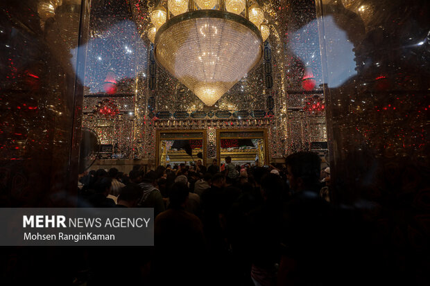 بارگاه مطهر امام علی(ع) این روزها میزبان خیل عظیمی زائرانی است که در واپسین روزهای مانده به اربعین حسینی به شهر نجف اشرف آمده‌اند تا بارگاه منور امام نخست شیعیان را قبل از عزیمت به سمت کربلای معلی زیارت کنند