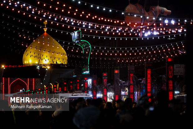 بارگاه مطهر امام علی(ع) این روزها میزبان خیل عظیمی زائرانی است که در واپسین روزهای مانده به اربعین حسینی به شهر نجف اشرف آمده‌اند تا بارگاه منور امام نخست شیعیان را قبل از عزیمت به سمت کربلای معلی زیارت کنند