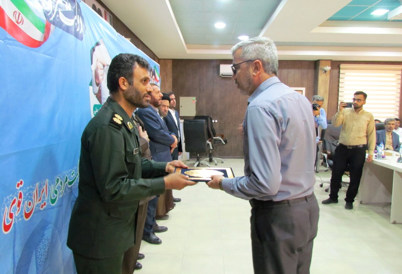 مدیران و کارمندان نمونه و دستگاههای برتر شهرستان دیر تجلیل شدند