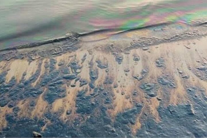 جلوگیری از گسترش لکه نفتی در شمال استان بوشهر