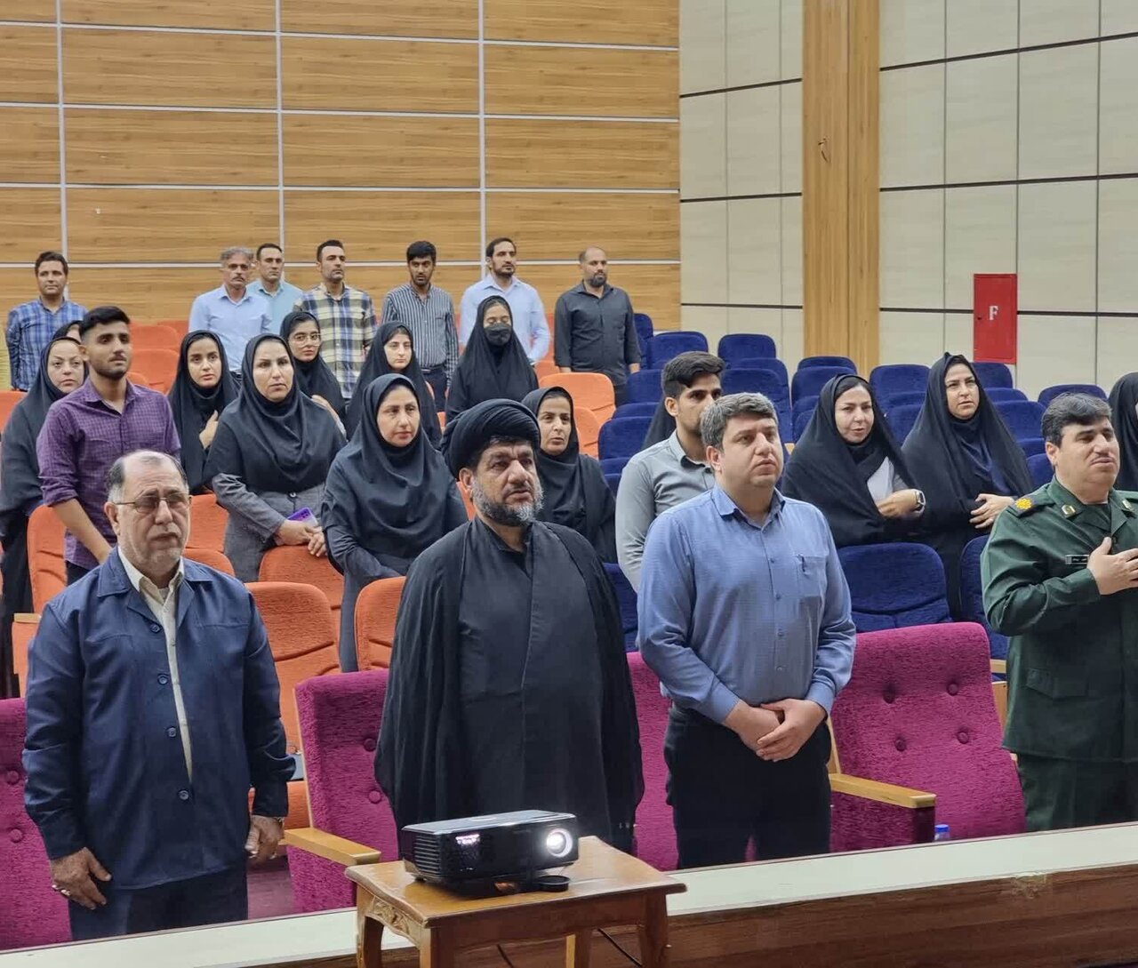 کارمندان نمونه ادارات گناوه تجلیل شدند