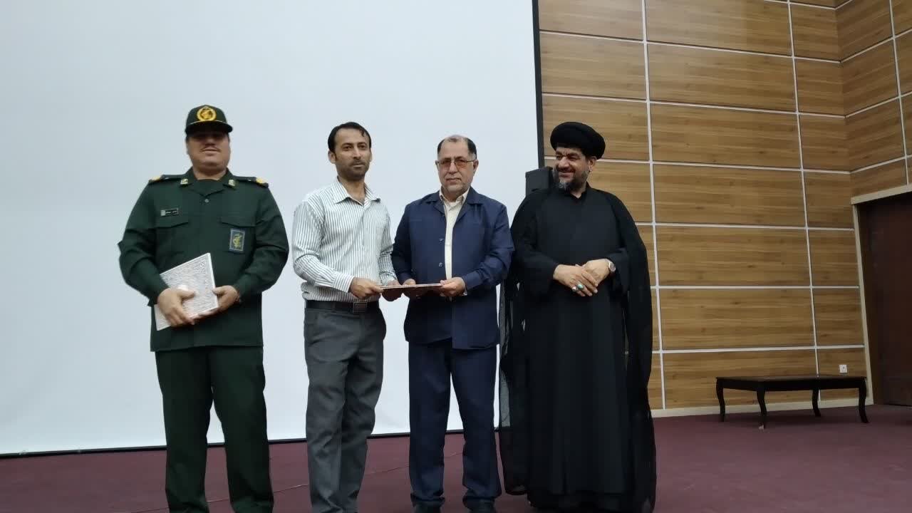 کارمندان نمونه ادارات گناوه تجلیل شدند