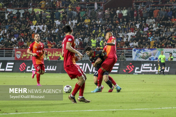 دیدار تیمهای فوتبال فولاد خوزستان و پرسپولیس تهران 24