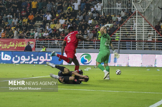 دیدار تیمهای فوتبال فولاد خوزستان و پرسپولیس تهران 30