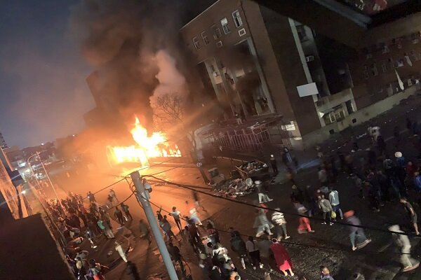 ۵۲ کشته و ۴۳ مصدوم در آتش سوزی در آفریقایی جنوبی+فیلم