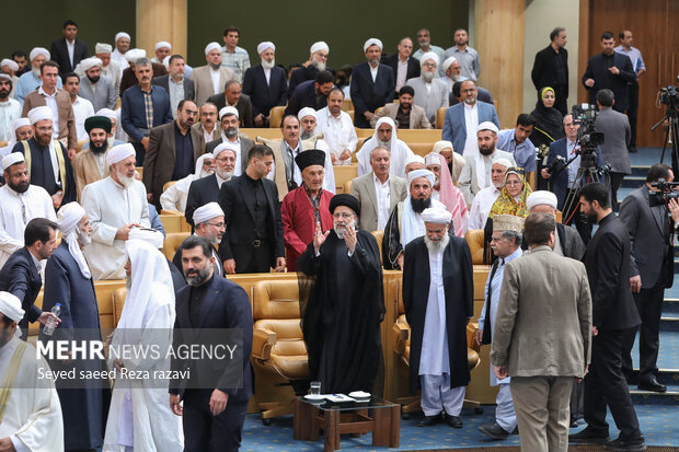 حجت الاسلام سید ابراهیم رئیسی، رئیس جمهور در مراسم نشست علما و نخبگان اهل سنت با رئیس جمهور حضور دارد