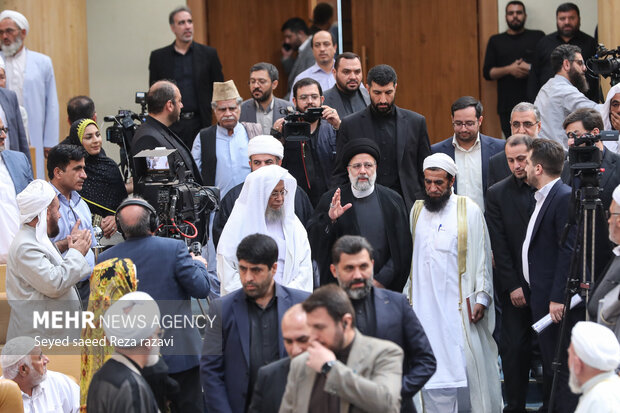 حجت الاسلام سید ابراهیم رئیسی، رئیس جمهور در حال ورود به محل برگزاری مراسم نشست علما و نخبگان اهل سنت با رئیس جمهور است
