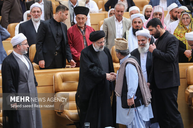  حجت الاسلام سید ابراهیم رئیسی، رئیس جمهور در حال گفتگو با یکی از علمای اهل سنت در مراسم نشست علما و نخبگان اهل سنت با رئیس جمهور است