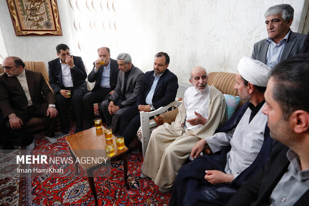  وزیر اقتصاد و دارایی ظهر امروز با خانواده شهید مسگریان دیدار کرد.
