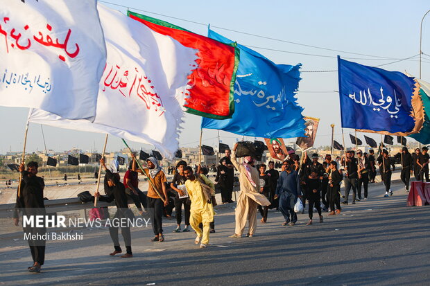 زائران پیاده اربعین در ۱۵۰ کیلومتری کربلا