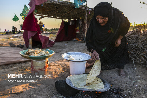پخت ۹ هزار قرص نان محلی توسط موکب حضرت زینب (س) در کربلا