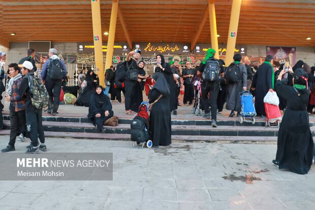 مرز شلمچه پذیرای زائران/ مردم بدون معطلی درحال خروج هستند