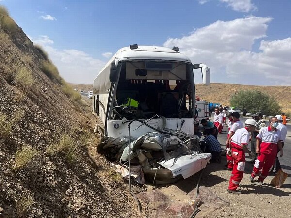 ۱۰ مصدوم و ۲ فوتی در تصادف پژو ۴۰۵ و اتوبوس مسافربری در اصفهان