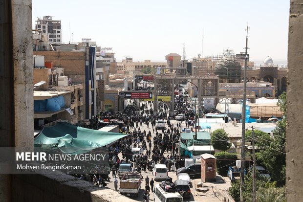 زائران اربعین حسینی که از ابتدای ماه صفر از شهر مختلف به سمت کربلا درحال حرکت بودند، در مسیر «طریق الحسین(ع)» به سمت کربلای معلی در حرکت هستند