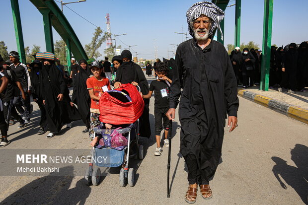 
Iraqi pilgrims holding Arbaeen trek