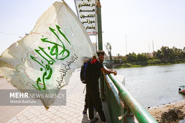 
Iraqi pilgrims holding Arbaeen trek