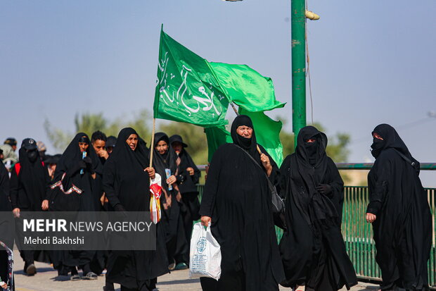 
Iraqi pilgrims holding Arbaeen trek