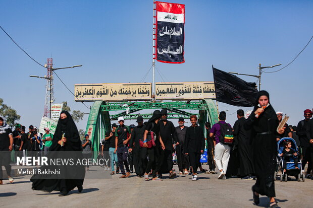 
Iraqi pilgrims holding Arbaeen trek