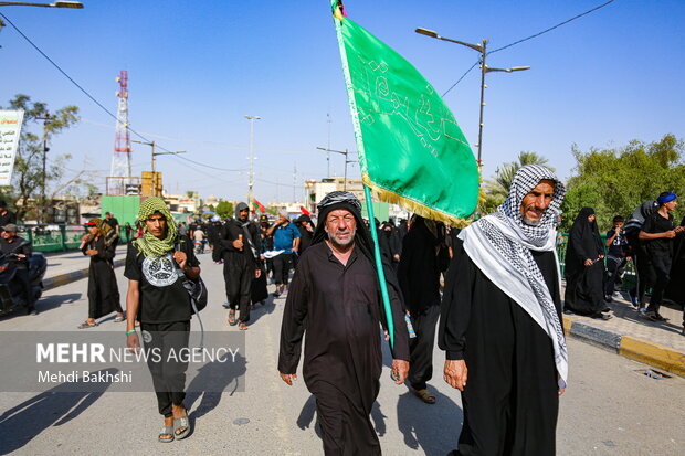 
Iraqi pilgrims holding Arbaeen trek