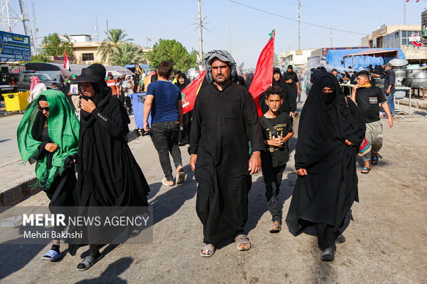 
Iraqi pilgrims holding Arbaeen trek