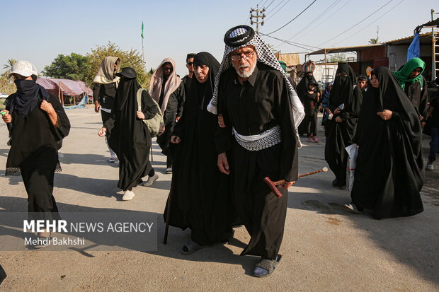 
Iraqi pilgrims holding Arbaeen trek