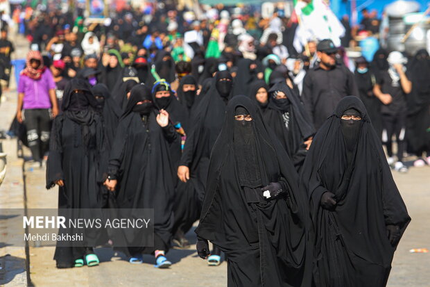 
Iraqi pilgrims holding Arbaeen trek