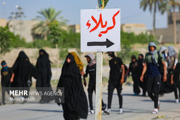 
Iraqi pilgrims holding Arbaeen trek