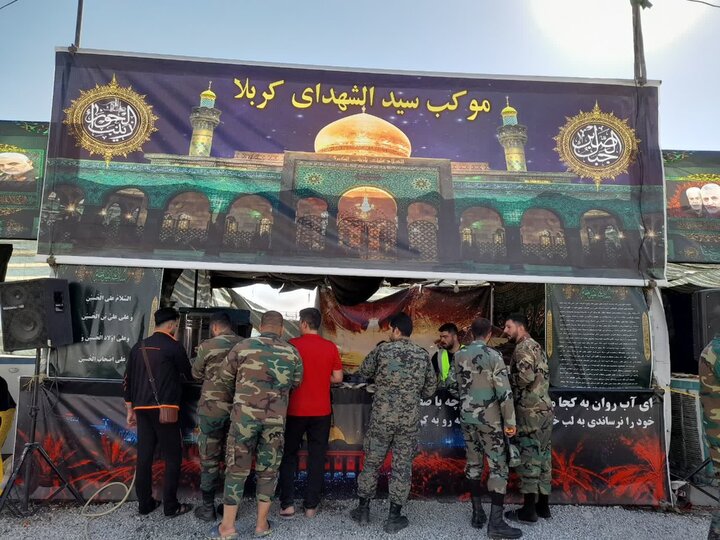 بیرق امام حسین(ع) در موکبها برای زوار برافراشته شده است