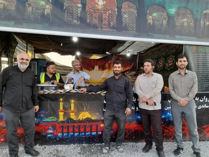 بیرق امام حسین(ع) در موکبها برای زوار برافراشته شده است