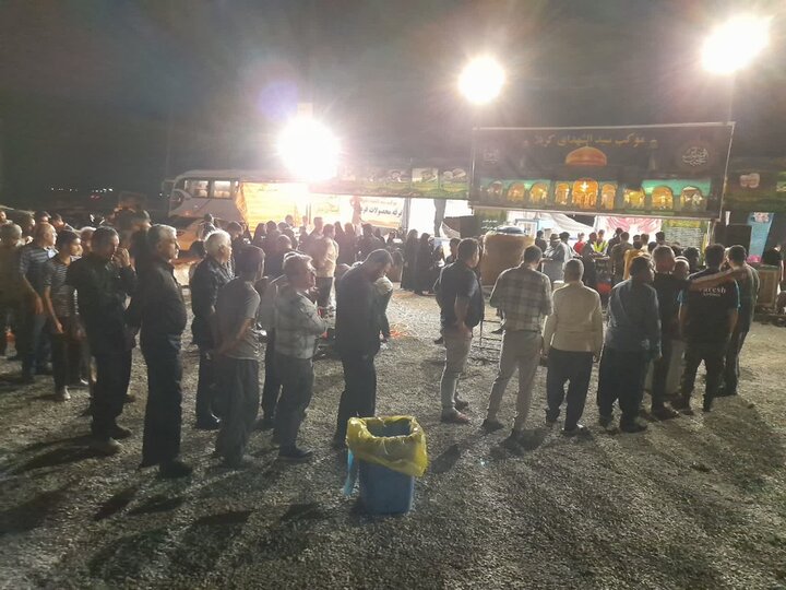 بیرق امام حسین(ع) در موکبها برای زوار برافراشته شده است