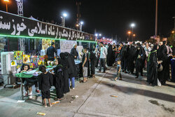 Arbaeen pilgrims cross Chazabah border crossing