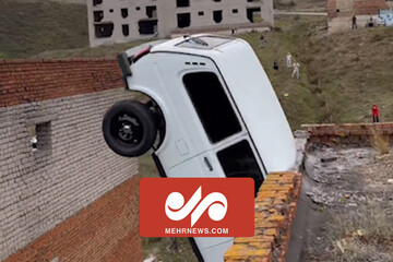 فیلم سقوط شهروند روسی با خودروی قدیمی‌اش از یک ساختمان