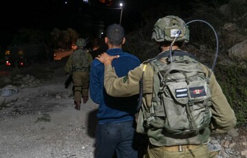 بازداشت جوانان فلسطینی در حمله اشغالگران به کرانه باختری