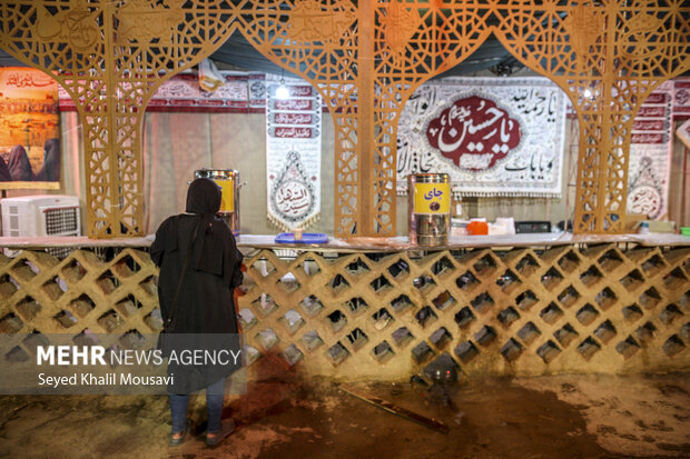 Arbaeen pilgrims cross Chazabah border crossing