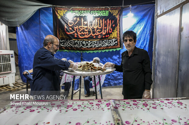 Arbaeen pilgrims cross Chazabah border crossing