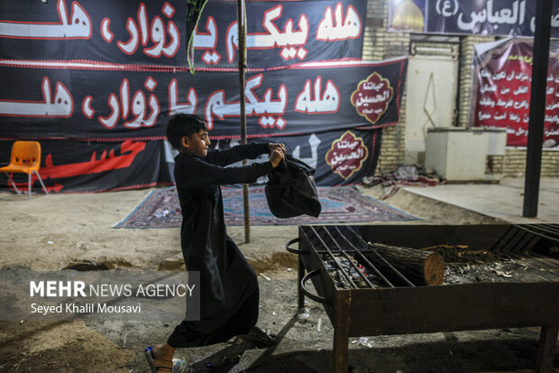 Arbaeen pilgrims cross Chazabah border crossing