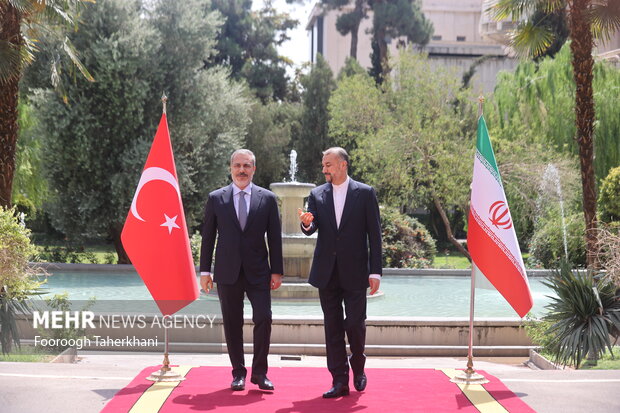وزير الخارجية التركي بضيافة نظيره الإيراني في العاصمة طهران