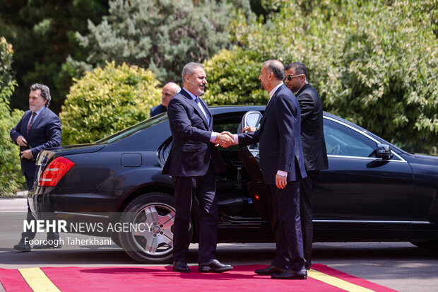 حسین امیر عبداللهیان، وزیر امور خارجه ایران در حال استقبال از هاکان فیدان، وزیر امور خارجه ترکیه در محل دیدار وزرای خارجه ترکیه و ایران است 