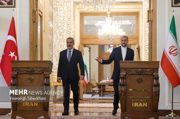 حسین امیر عبداللهیان، وزیر امور خارجه ایران و هاکان فیدان، وزیر امور خارجه ترکیه در حال ورود به محل برگزاری کنفرانس مطبوعاتی مشترک وزرای خارجه ایران و ترکیه هستند