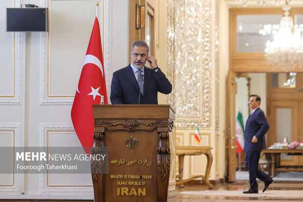 هاکان فیدان، وزیر امور خارجه ترکیه در محل کنفرانس مطبوعاتی مشترک وزرای خارجه ایران و ترکیه حضور دارد