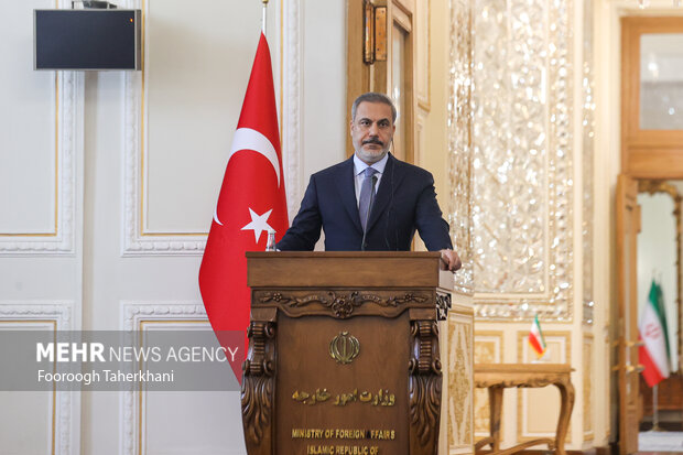 هاکان فیدان، وزیر امور خارجه ترکیه در محل کنفرانس مطبوعاتی مشترک وزرای خارجه ایران و ترکیه حضور دارد
