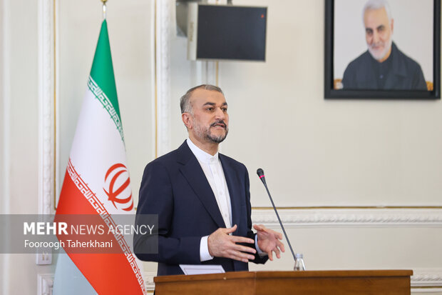 حسین امیر عبداللهیان، وزیر امور خارجه ایران در محل کنفرانس مطبوعاتی مشترک وزرای خارجه ایران و ترکیه در حال پاسخگویی به سوالات خبرنگاران است