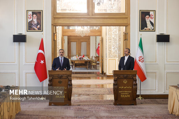 حسین امیر عبداللهیان، وزیر امور خارجه ایران و هاکان فیدان، وزیر امور خارجه ترکیه در محل کنفرانس مطبوعاتی مشترک وزرای خارجه ایران و ترکیه حضور دارند
